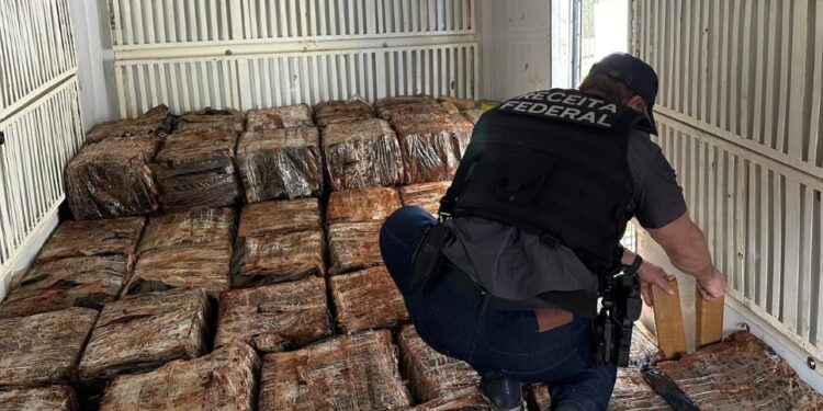 Receita Federal e Polícia Militar apreendem carregamento com 4 toneladas de maconha em operação no Paraná
