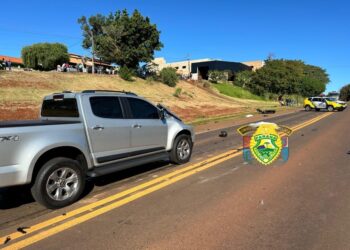 Moto é atingida por caminhonete quando tentava cruzar rodovia; dois morreram
