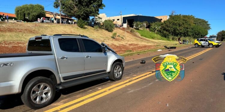 Moto é atingida por caminhonete quando tentava cruzar rodovia; dois morreram