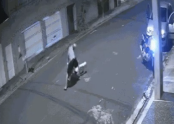 Casal se livra de assalto após dar surra em bandidos que tentavam roubar carro recém comprado