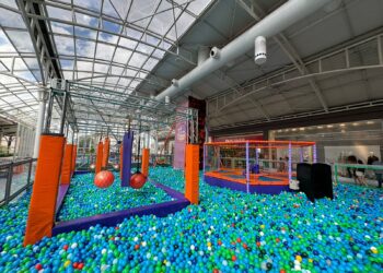 Shopping Estação inaugura parque de quase 400 m² com piscina de bolinhas, camas elásticas e parede de escalada