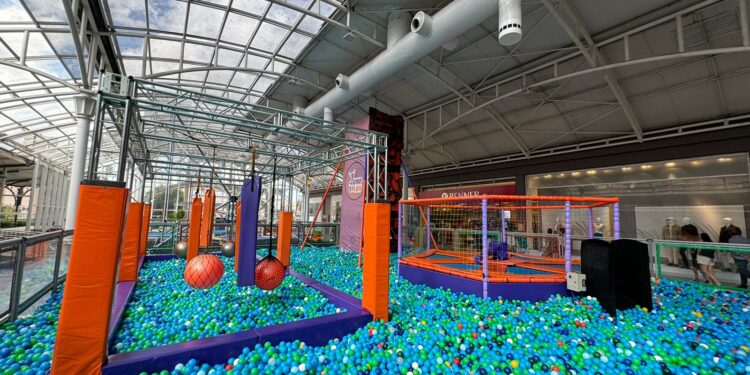 Shopping Estação inaugura parque de quase 400 m² com piscina de bolinhas, camas elásticas e parede de escalada