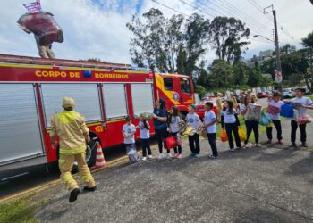 Crianças de escola municipal de Curitiba escrevem cartas de apoio aos gaúchos e enviam doações