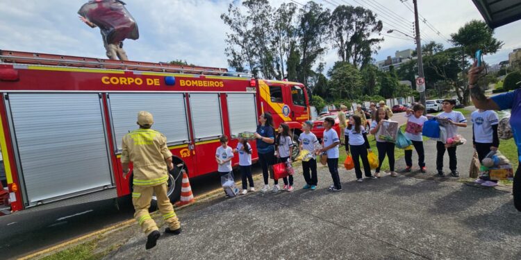 Crianças de escola municipal de Curitiba escrevem cartas de apoio aos gaúchos e enviam doações