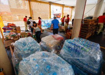 Bombeiros seguem recebendo doações para vítimas do RS e renovam equipe de salvamento