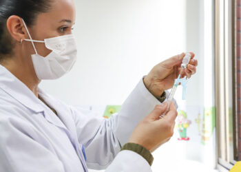 Curitiba vai manter vacinação contra a gripe para todos acima de 6 meses até o fim dos estoques