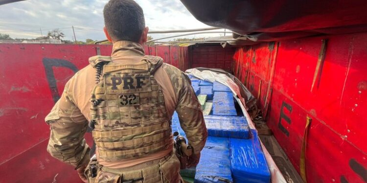 PRF e PMPR apreendem mais de 3 toneladas de maconha em carreta no Paraná