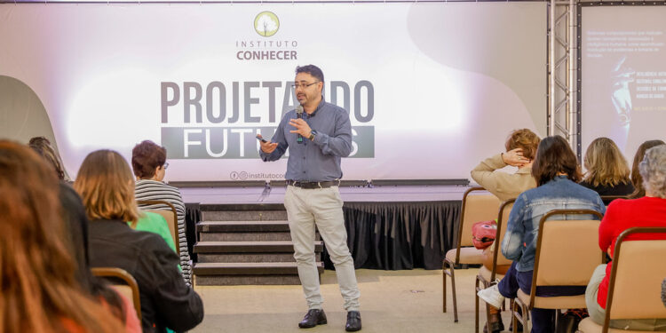 Gestores de escolas municipais são capacitados em Inteligência Artificial e Avaliação Educacional