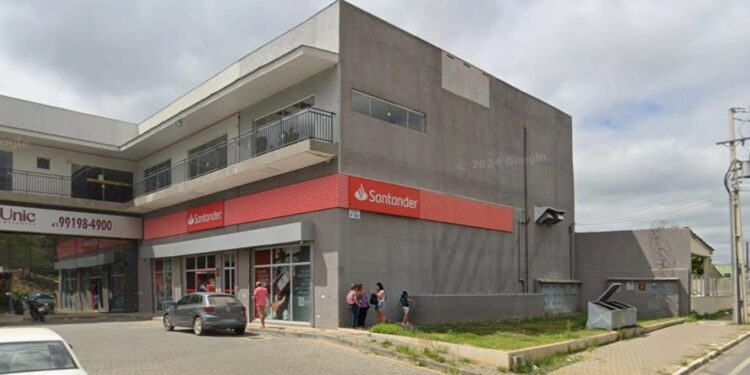 Criminosos rendem vigilante e levam dinheiro em roubo a banco em Almirante Tamandaré