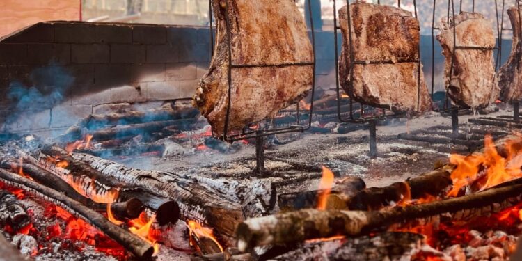 Festival de Inverno da Chácara das Vaquinhas tem pratos regionais e costela no fogo de chão