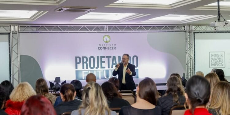 Inteligência artificial e a avaliação na educação são temas de destaque em curso para gestores escolares