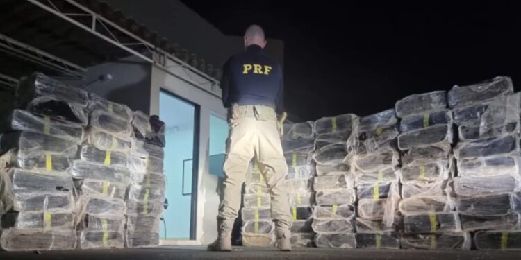 PRF apreende carreta com quase duas toneladas de maconha no Paraná
