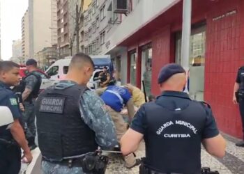 Após realizar furto, indivíduo parte para cima de Guarda Municipal e acaba baleado no centro de Curitiba
