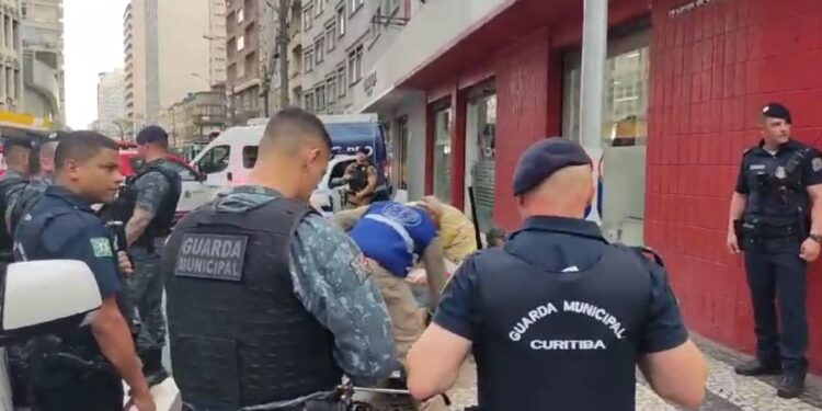 Após realizar furto, indivíduo parte para cima de Guarda Municipal e acaba baleado no centro de Curitiba