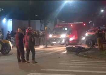 Motociclista é reanimado e encaminhado em estado gravíssimo ao hospital após acidente no Pinheirinho