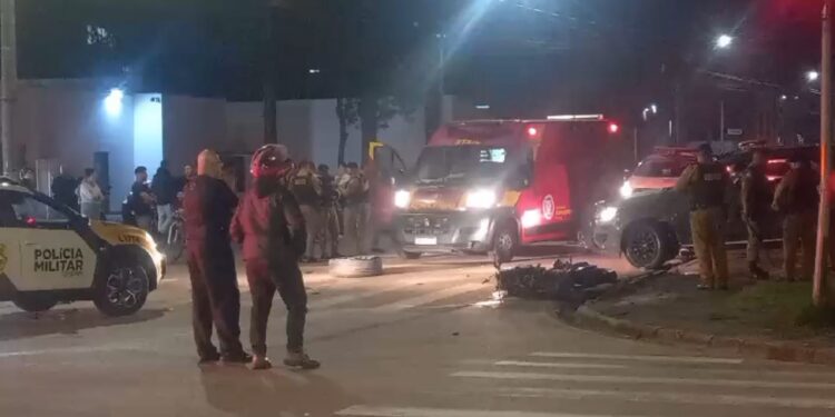 Motociclista é reanimado e encaminhado em estado gravíssimo ao hospital após acidente no Pinheirinho