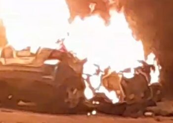 Motorista é retirado de carro em chamas após acidente grave, veja o video