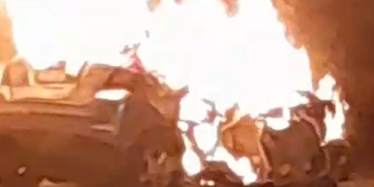 Motorista é retirado de carro em chamas após acidente grave, veja o video