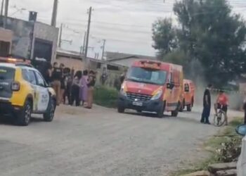 Criminosos invadem casa, matam rapaz e atiram no rosto de menino de 11 anos