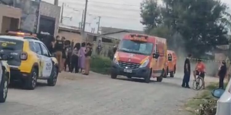 Criminosos invadem casa, matam rapaz e atiram no rosto de menino de 11 anos