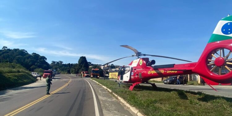 Motorista de carro fica gravemente ferido ao tentar atravessar o Contorno Norte e ser atingido por caminhão