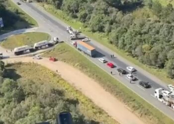 Motorista de caminhonete é socorrido de helicóptero após ser atingido na traseira por caminhão na BR-277, veja o vídeo