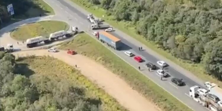 Motorista de caminhonete é socorrido de helicóptero após ser atingido na traseira por caminhão na BR-277, veja o vídeo