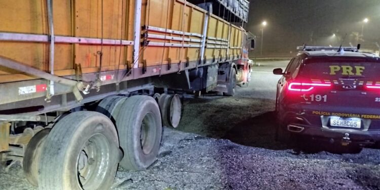 PRF flagra carreta transitando sem 6 pneus na BR-376