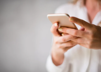 Enquanto marido dorme, esposa pega celular dele, encontra mensagens com outras mulheres e o ameaça com faca