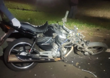 Motociclista morre após ser atingido por caminhão que estava fugindo da PM