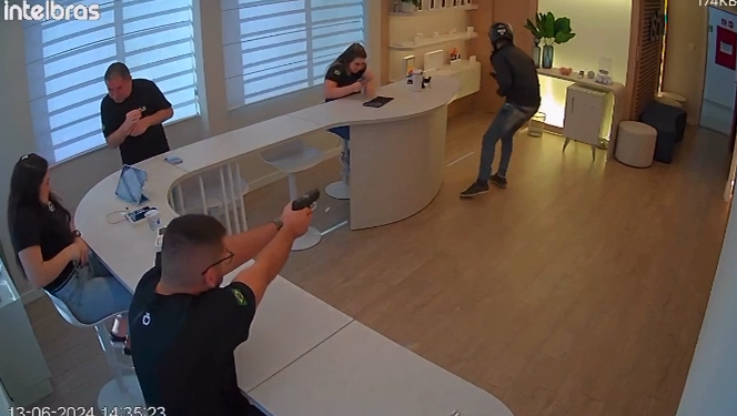 Criminoso anuncia o assalto e leva chumbo de comerciante; veja o vídeo