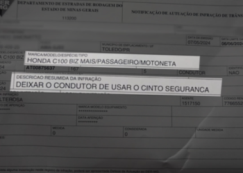 Motociclista leva multa por estar sem cinto de segurança