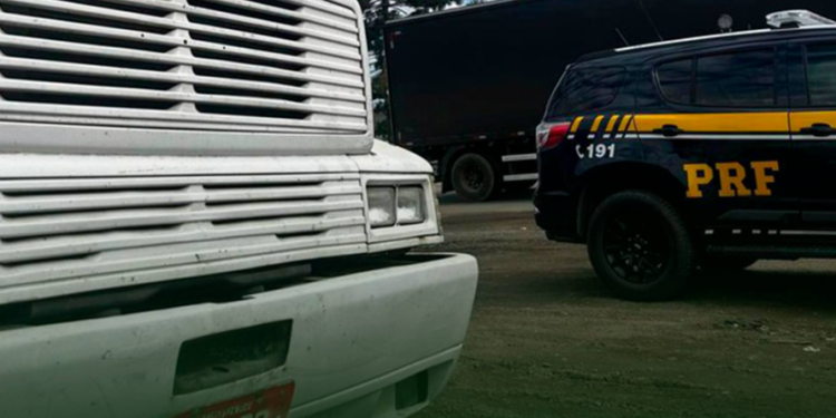 Homem é preso por adulterar placas de carreta para não pagar pedágio, na BR-116