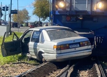 Moradores flagram locomotiva arrastando carro na região metropolitana de Curitiba, veja o vídeo