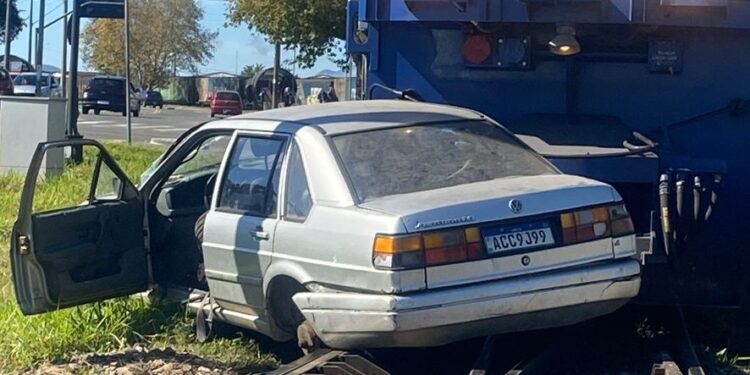 Moradores flagram locomotiva arrastando carro na região metropolitana de Curitiba, veja o vídeo