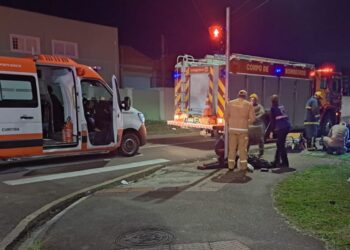 Câmera registra motociclista furando sinal vermelho e garupa morre em colisão em Curitiba, veja o vídeo