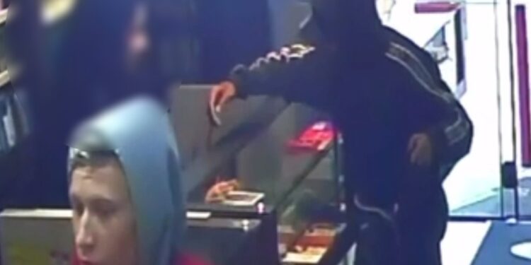 Câmera registra roubo a loja de celulares em Curitiba, veja como foi a ação dos marginais