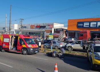 Mulher é reanimada por quase uma hora após ser atropelada na Estrada da Ribeira