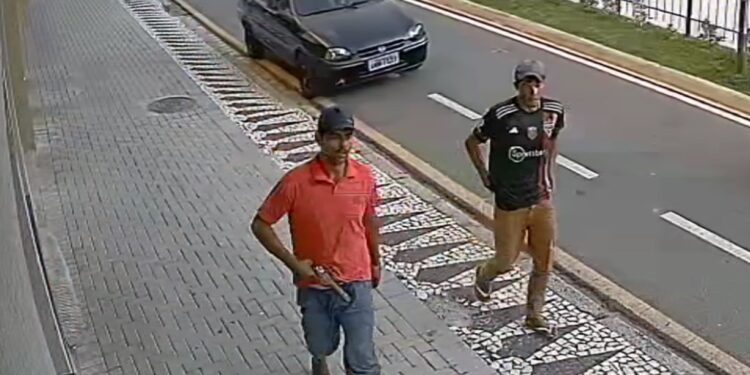 Câmeras registram criminosos realizando assalto a mulheres em Curitiba, veja o vídeo