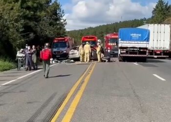 Colisão frontal deixa duas pessoas gravemente feridas na Rodovia do Xisto