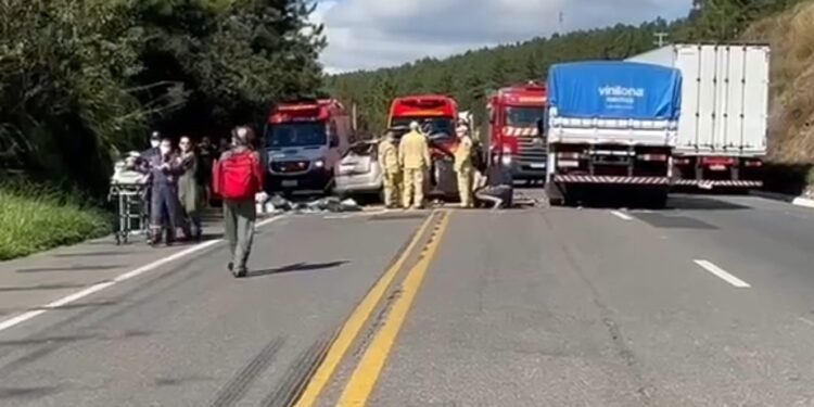 Colisão frontal deixa duas pessoas gravemente feridas na Rodovia do Xisto
