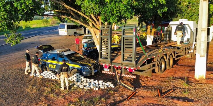PRF apreende carregamento com 245 kg de cocaína em caminhão-prancha no Paraná