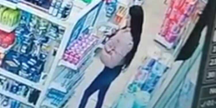 Câmera flagra furto em farmácia cometido por mulheres, veja o vídeo
