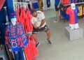 Câmera registra indivíduo furtando 17 camisetas do Paraná Clube em loja oficial, veja o vídeo