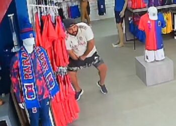 Câmera registra indivíduo furtando 17 camisetas do Paraná Clube em loja oficial, veja o vídeo