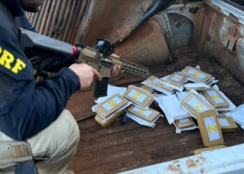 PRF apreende fuzil e pasta base para produção de cocaína no Paraná