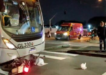 Motociclista realiza conversão proibida, é atingida por ônibus e fica gravemente ferida no bairro Portão