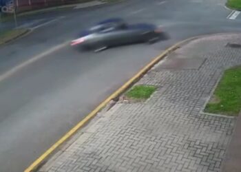 Câmeras de segurança registram motorista de Chevette se envolvendo em acidente impressionante na RMC, veja o vídeo