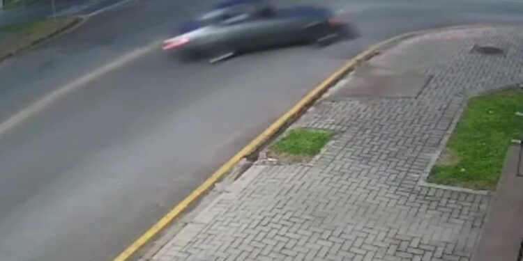 Câmeras de segurança registram motorista de Chevette se envolvendo em acidente impressionante na RMC, veja o vídeo