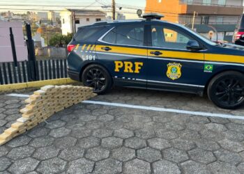 PRF apreende mais de 90 quilos de cocaína em fundos falsos de veículos no Paraná